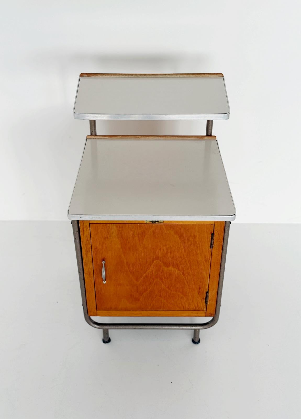 Comodino funzionale italiano degli anni '50, prodotto da F.lli Morini