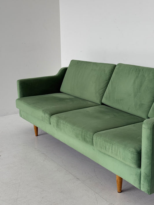 Divano a tre posti in velluto verde salvia – anni ’60