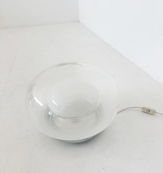 Lampada da tavolo con paralume in vetro soffiato e incamiciato