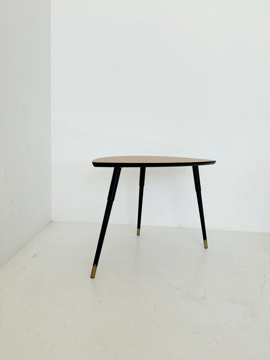 Tavolino “plettro” con piano in formica effetto Parquet