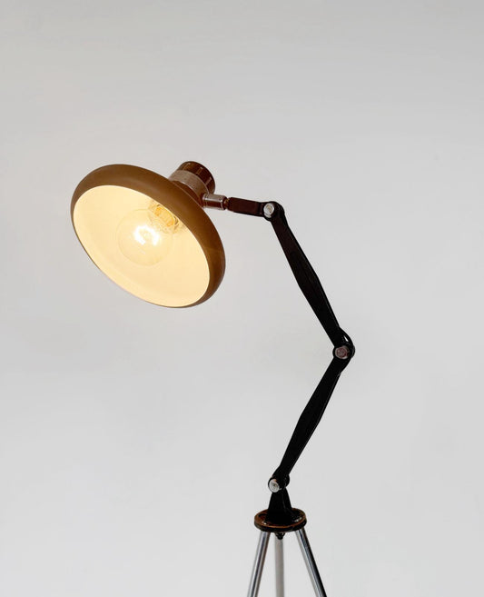 Lampada da terra a treppiede – Stile industriale/modernista