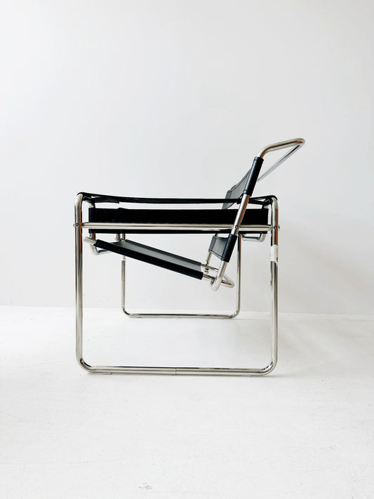 Armchair in curved chromed metal and leather 2000s