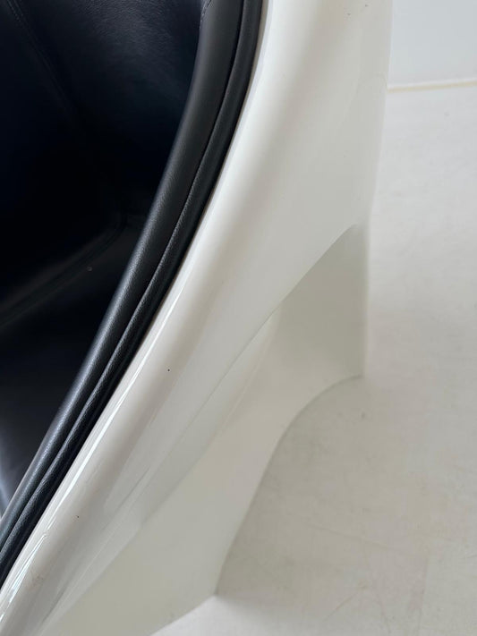 Poltrona in plastica bianca