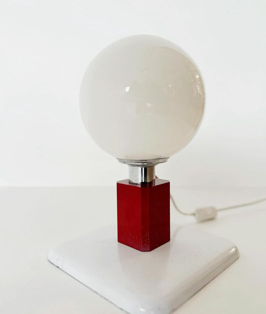 Table lamp with white and red base