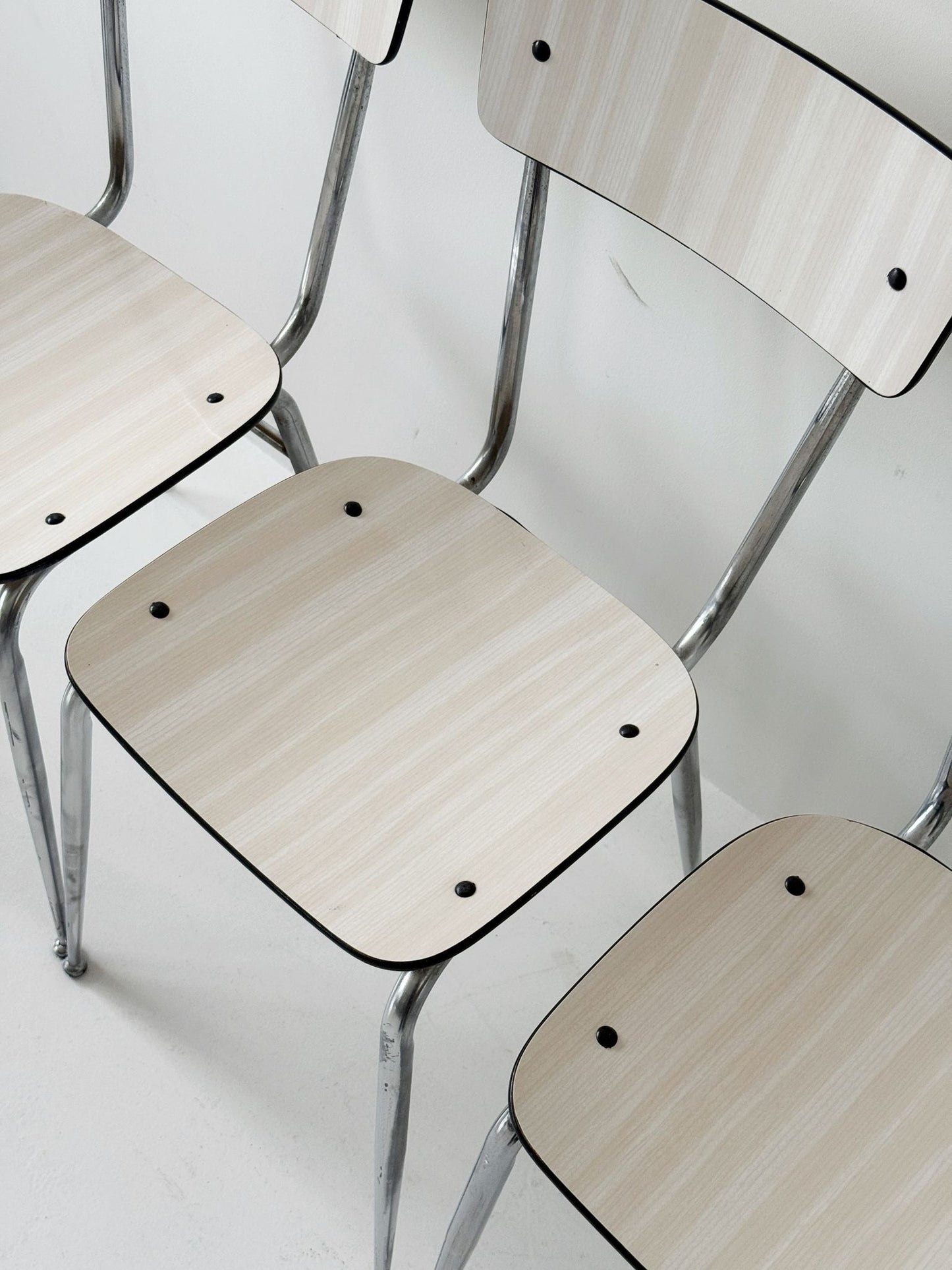 Tre sedie di formica beige