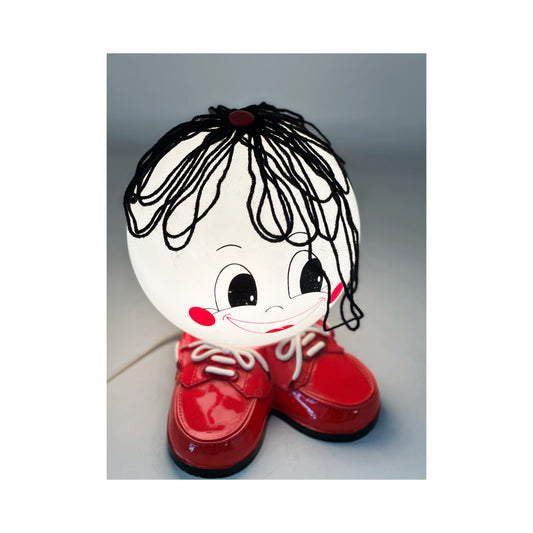 Lampada da tavolo con scarpe