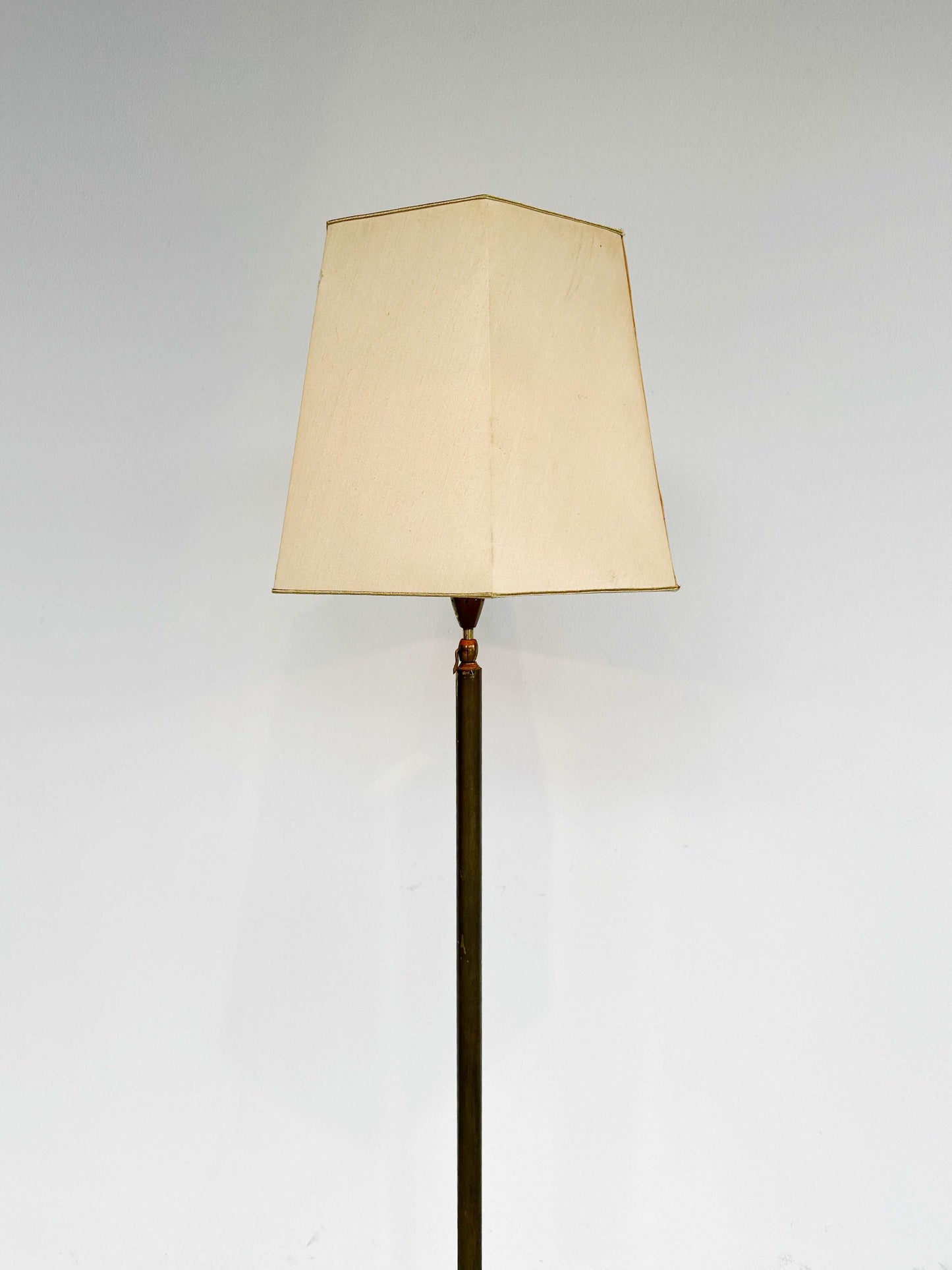 Floor lamp with lampshade