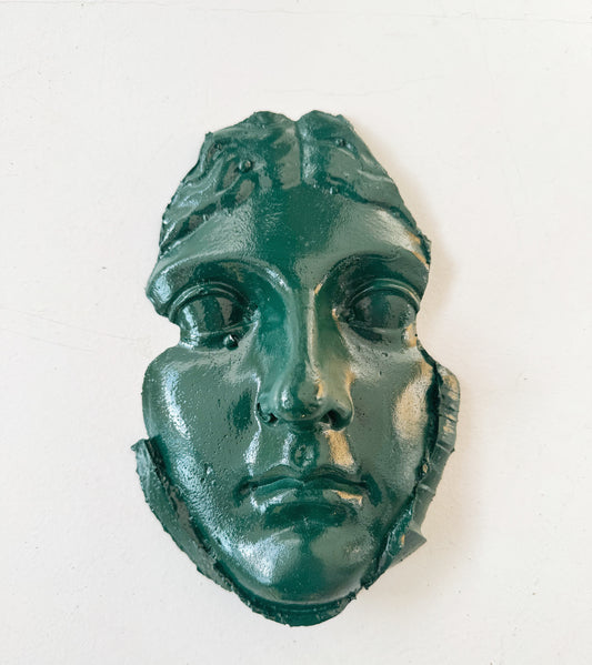 Un frammento di gesso raffigurante un volto femminile