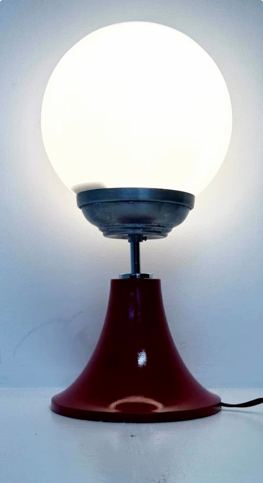 Lampada da Tavolo Vintage con Base Conica Rossa e Globo in Vetro Bianco