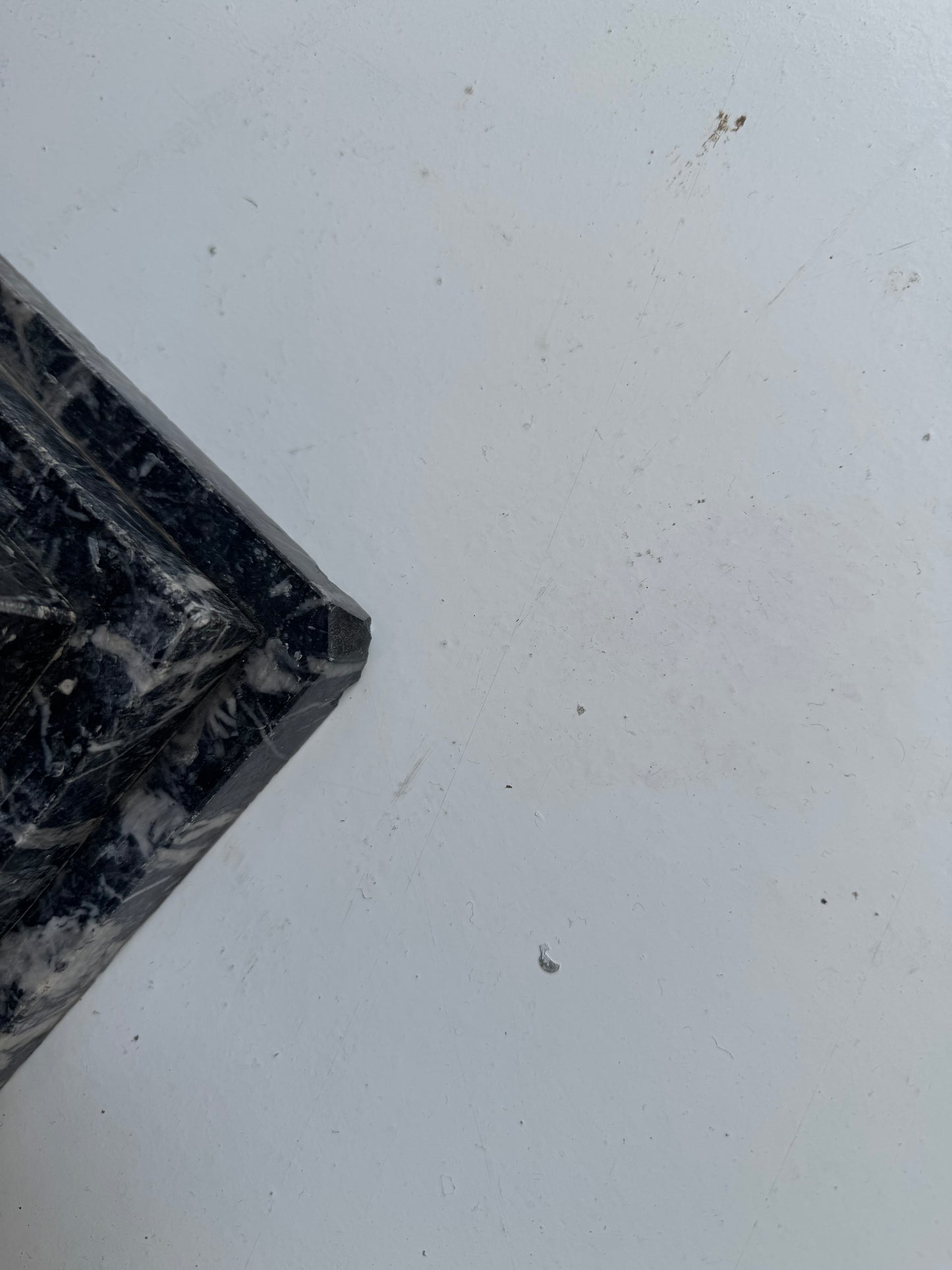 Alzatina in marmo venato nero