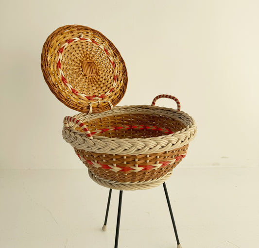 Portacucito vintage in plastica cordonata con struttura in metallo