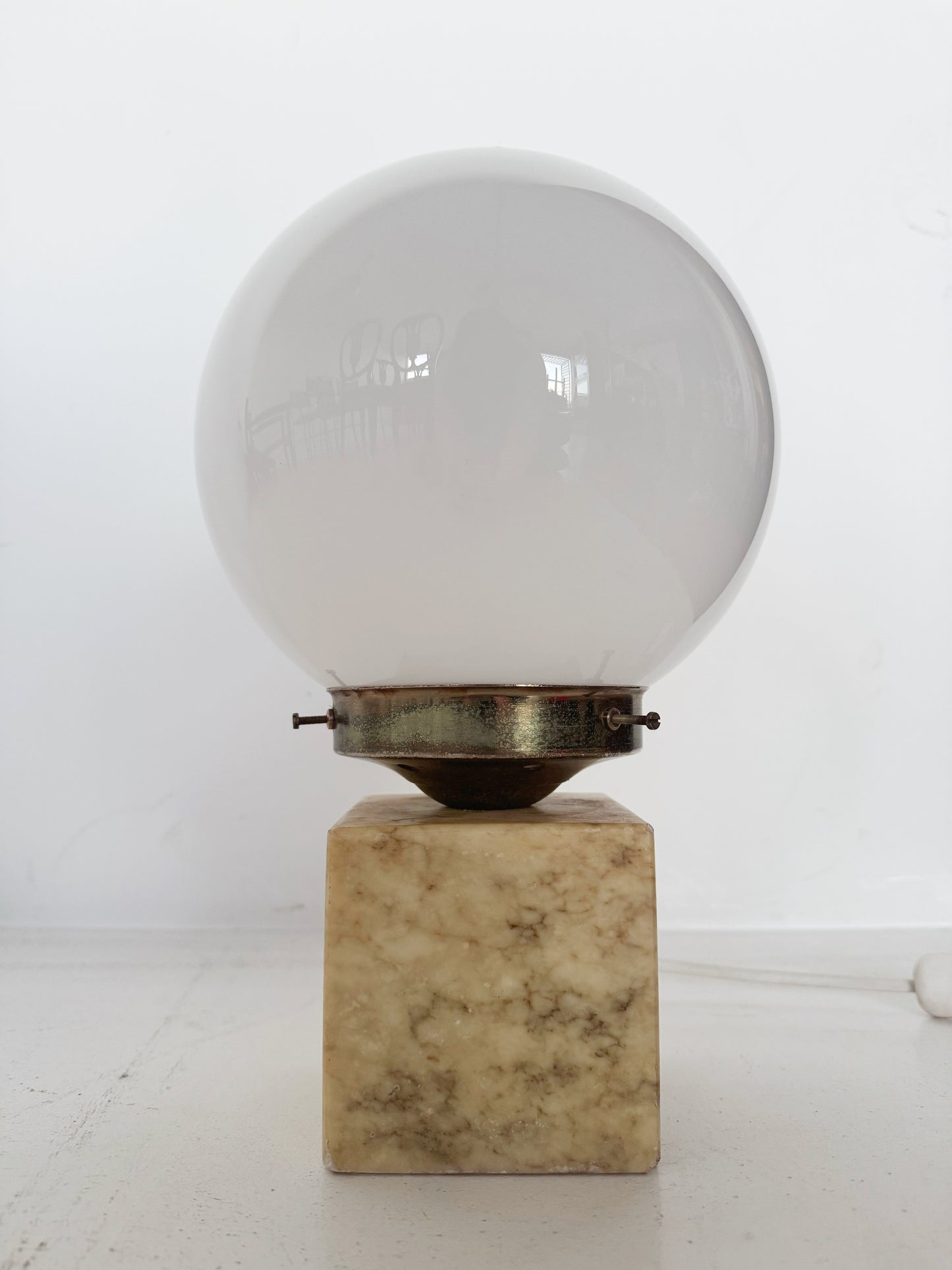 Lampada da tavolo in marmo con sfera in vetro opalino