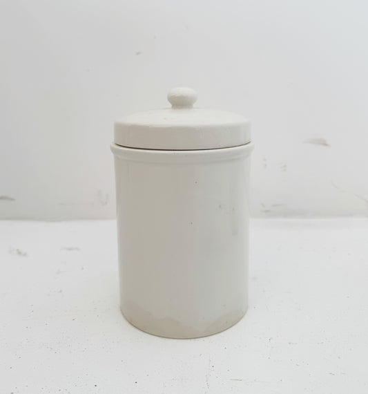 Coppia di barattoli in ceramica bianca con coperchio