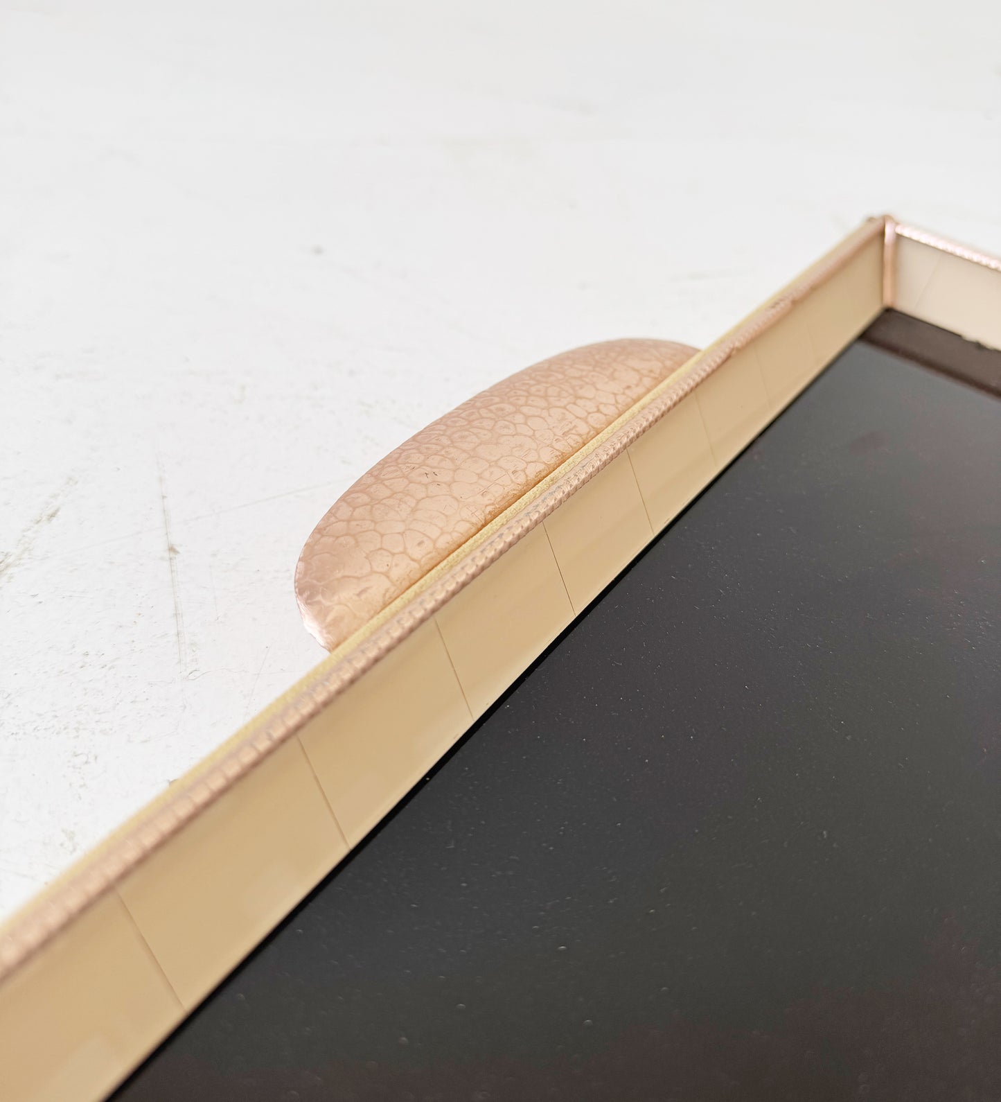 vassoio rettangolare con piano in vetro nero