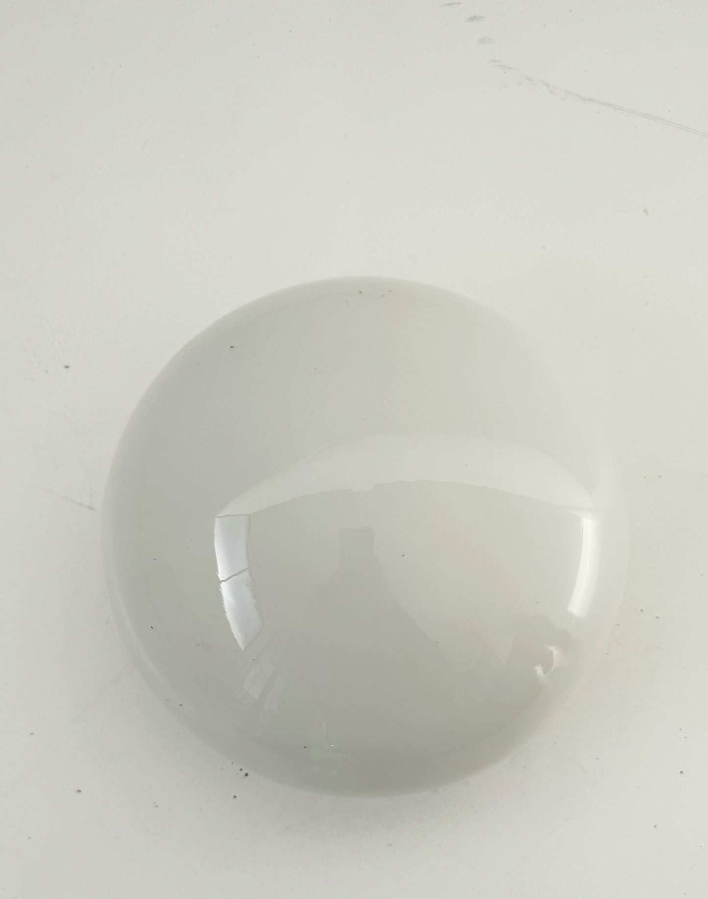 Applique vintage in vetro opalino e metallo satinato – design industriale anni ’70