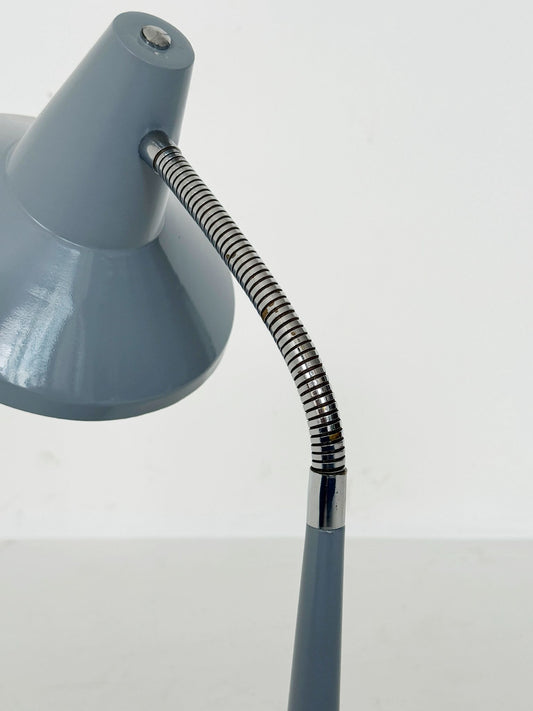 lampada da tavolo anni '60 dal design semplice e funzionale