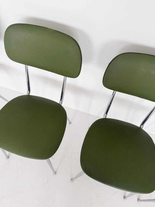 Set di 4 sedie in skai verde con struttura in metallo cromato, anni ’60