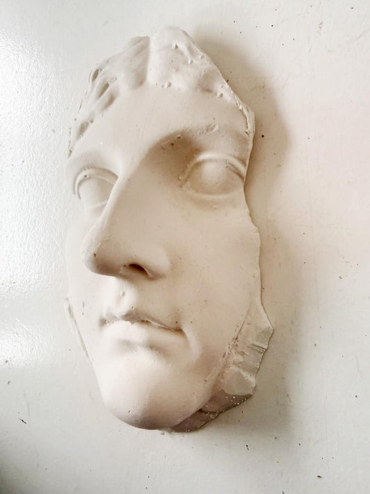 Frammento di gesso raffigurante un volto femminile