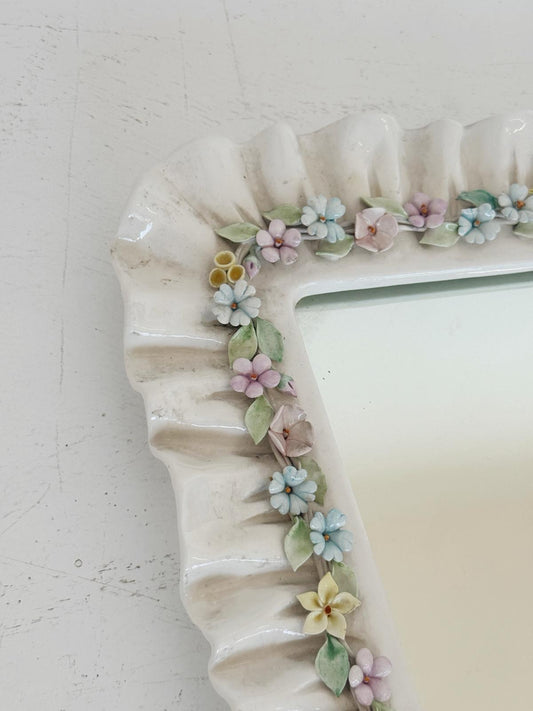 Specchio vintage con cornice floreale in ceramica smaltata