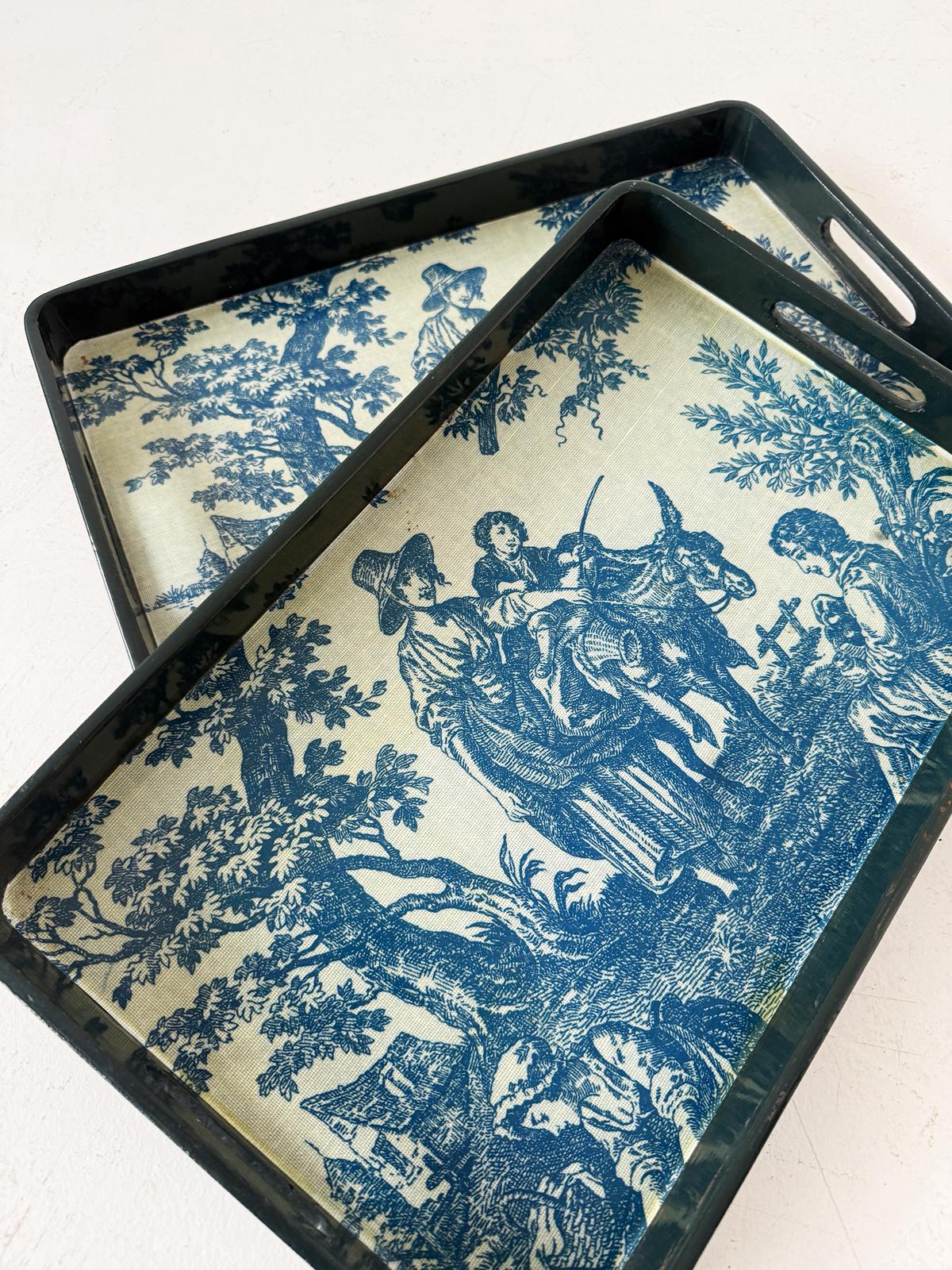 Coppia di vassoi impilabili in legno laccato – decoro toile de Jouy