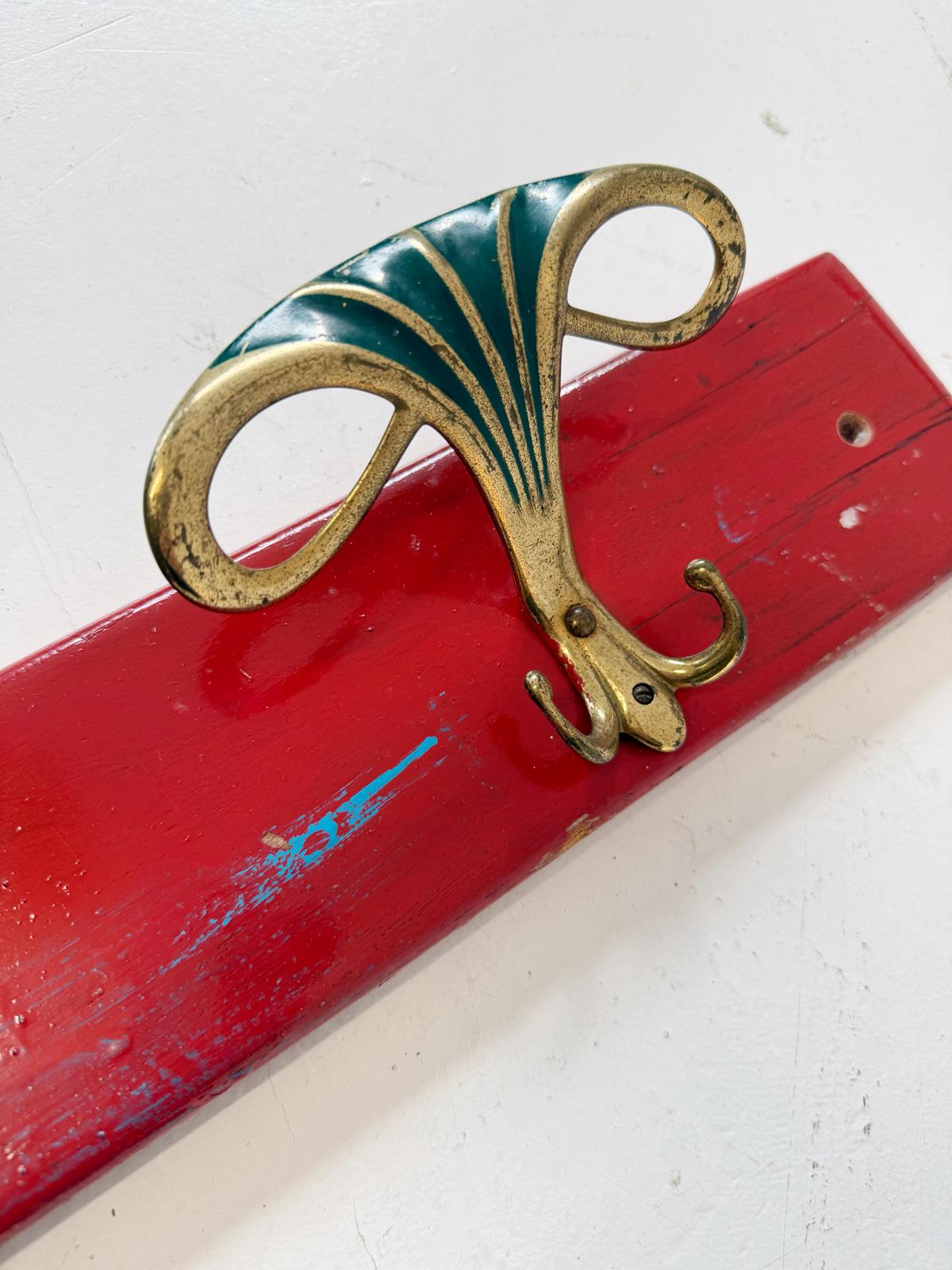 Appendiabiti da parete con doppi ganci in ottone e dettagli smaltati (anni '50)