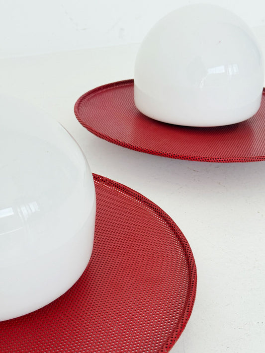 Applique a parete circolari in metallo microforato e vetro opalino