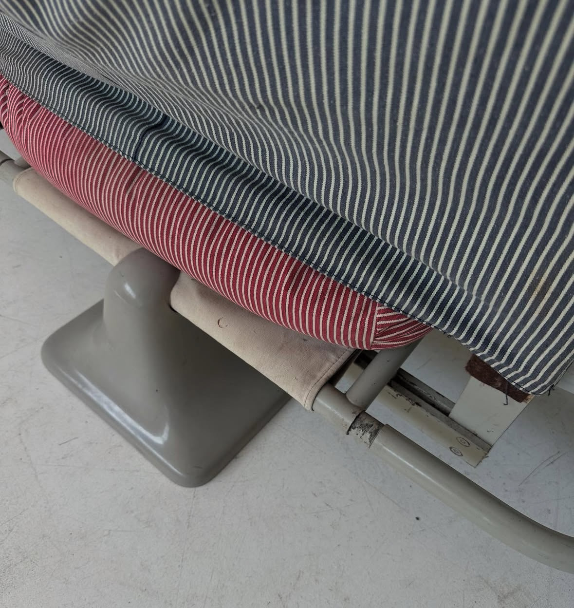 Versione modulare della poltrona AEO di Paolo Deganello per Cassina, con disposizione semicircolare