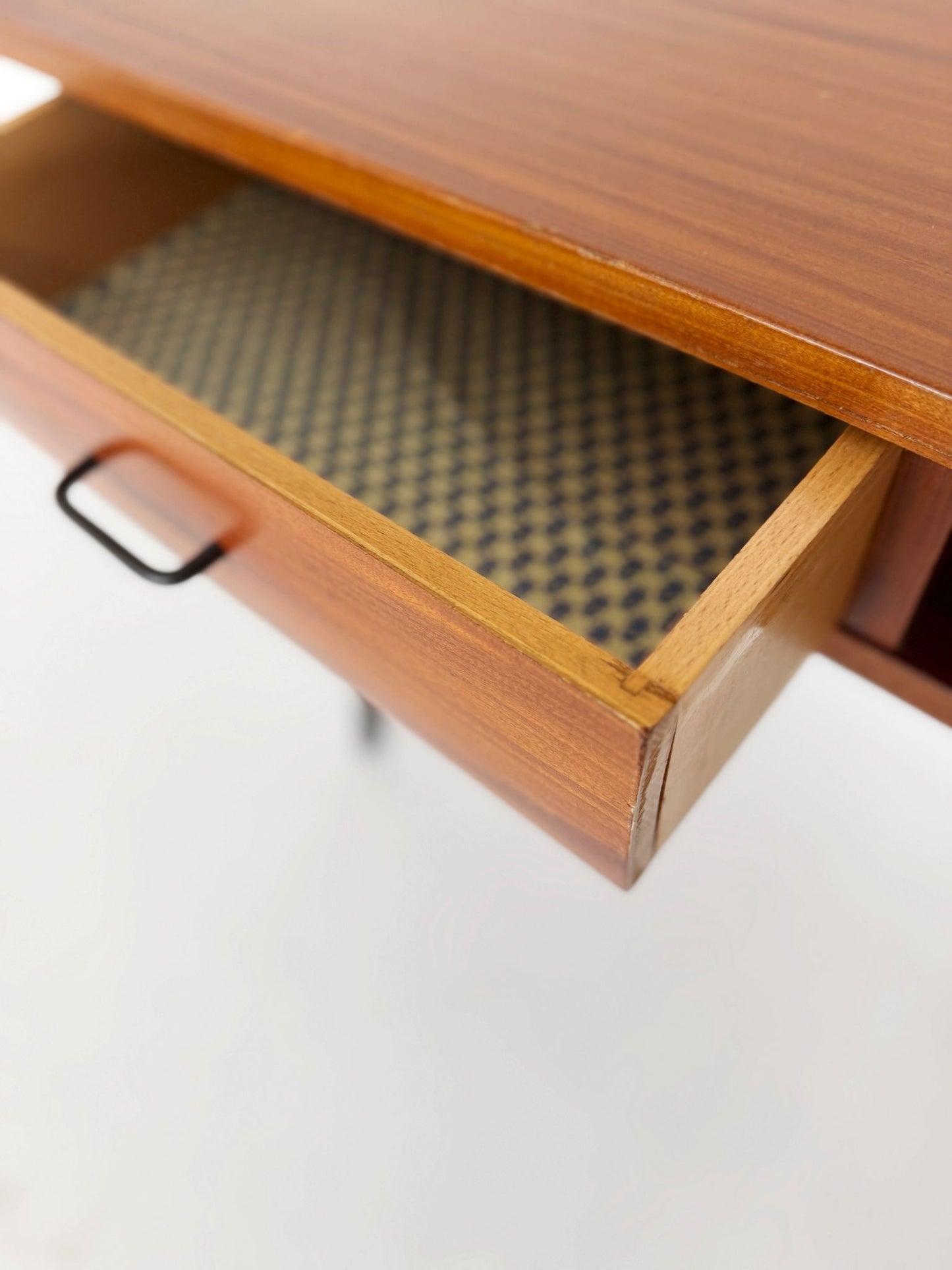 Scrivania in teak con struttura in metallo nero (anni ’60)