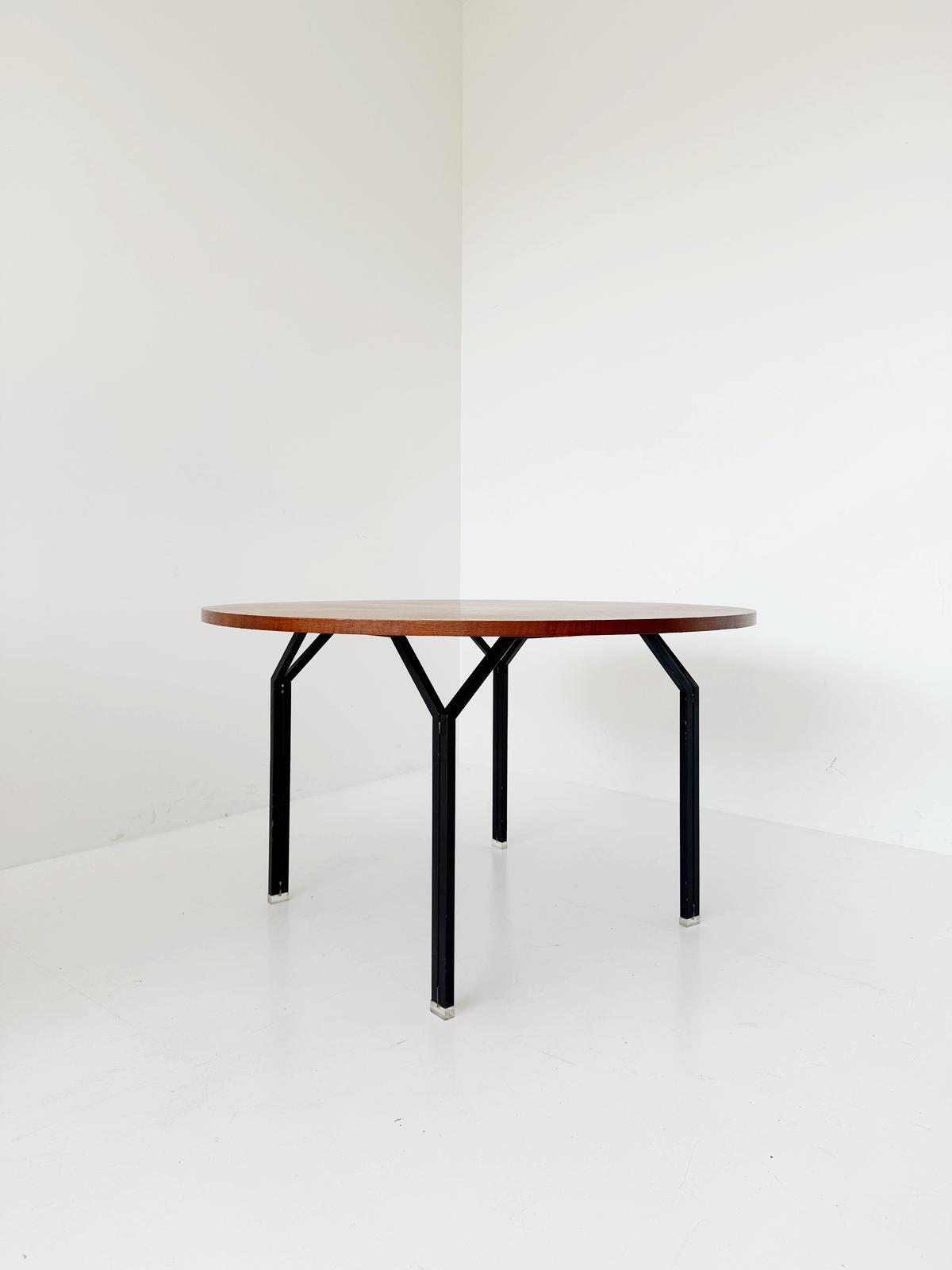 Tavolo rotondo anni '60 in legno e metallo