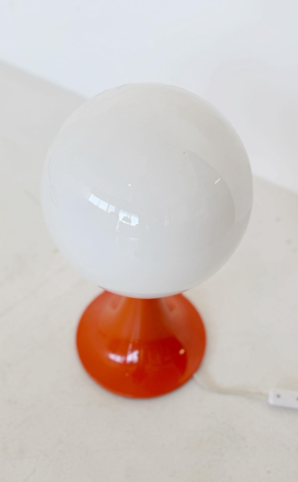 Lampada da tavolo con base arancione