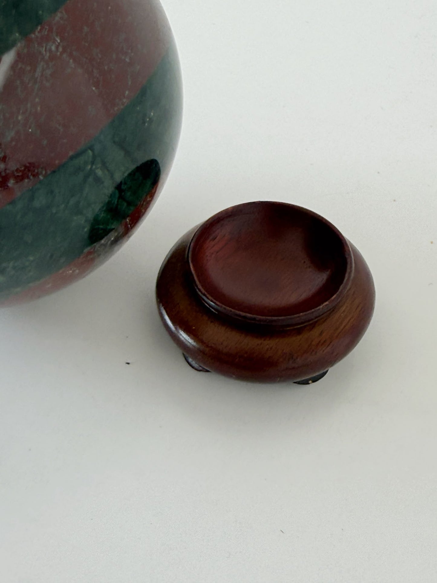 Sfera decorativa in pietre dure policrome su base in legno tornito