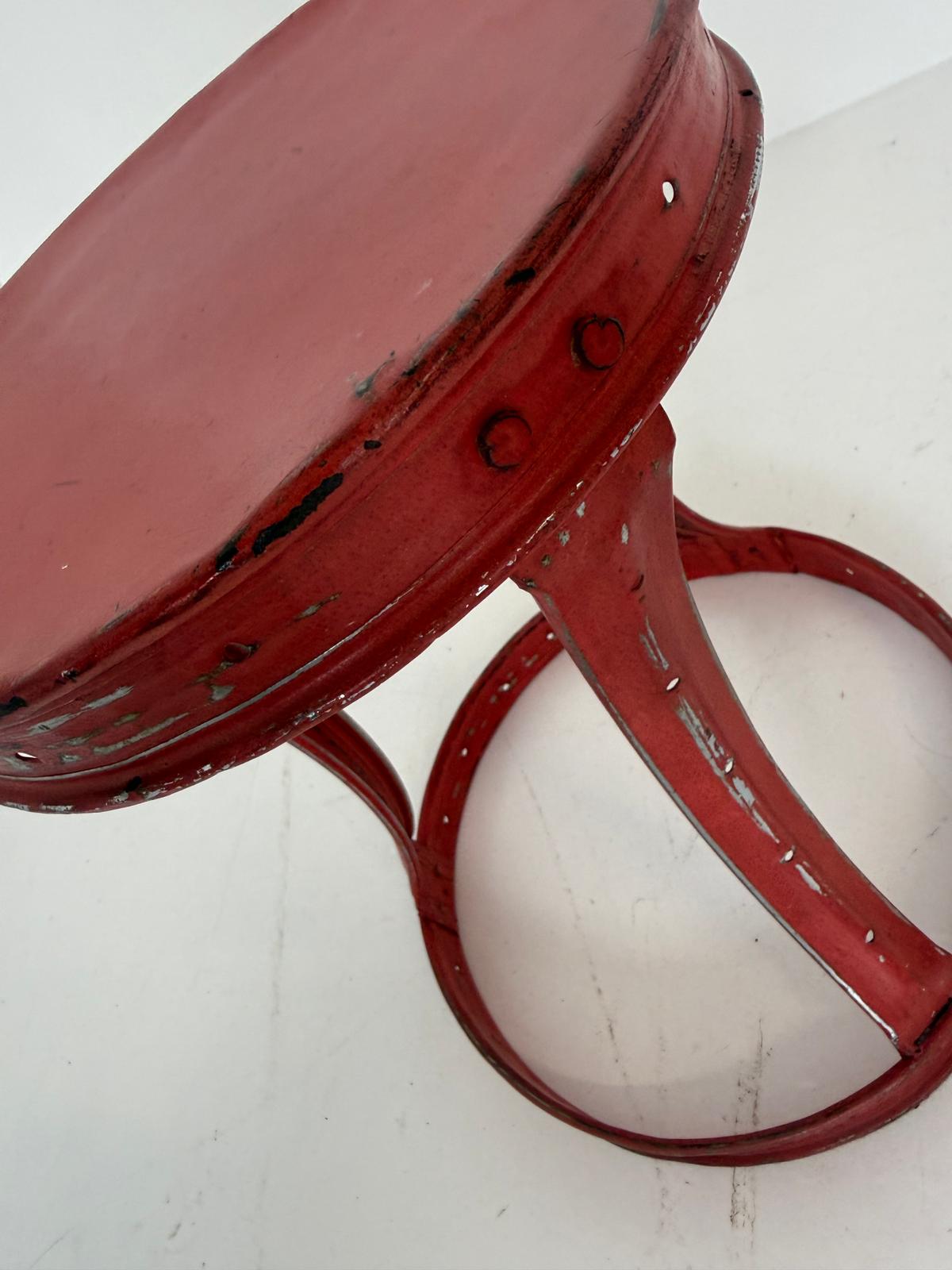 Sgabello industriale in metallo verniciato di rosso