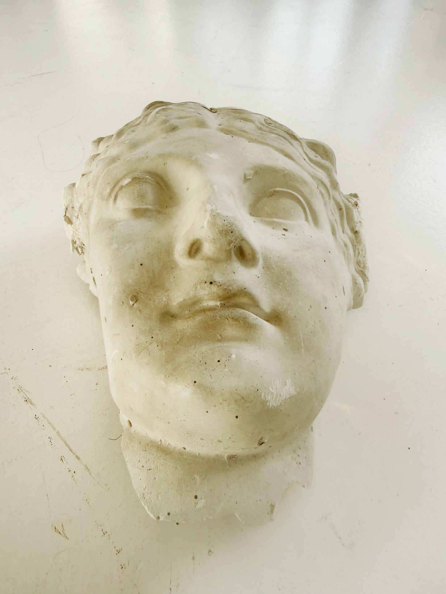 Un frammento di gesso raffigurante un volto femminile