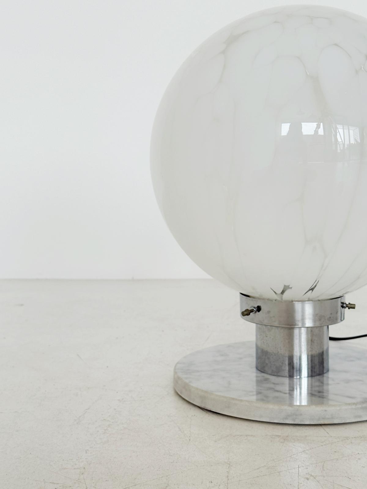 Lampada da tavolo con base in marmo