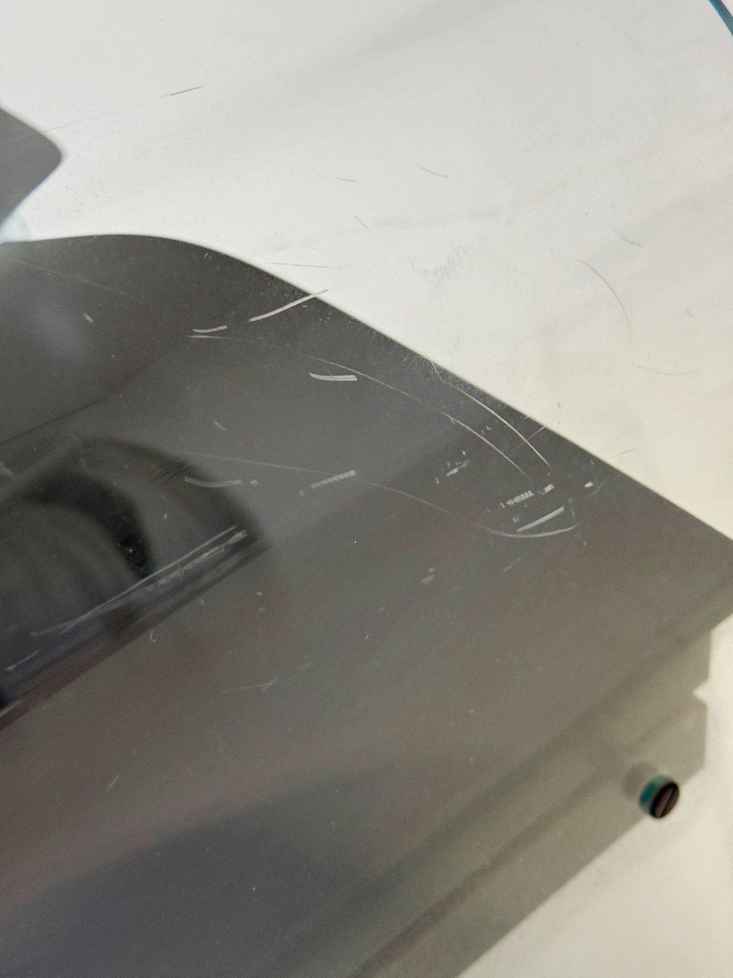 Coppia di tavolini in vetro curvato con cassettiera nera