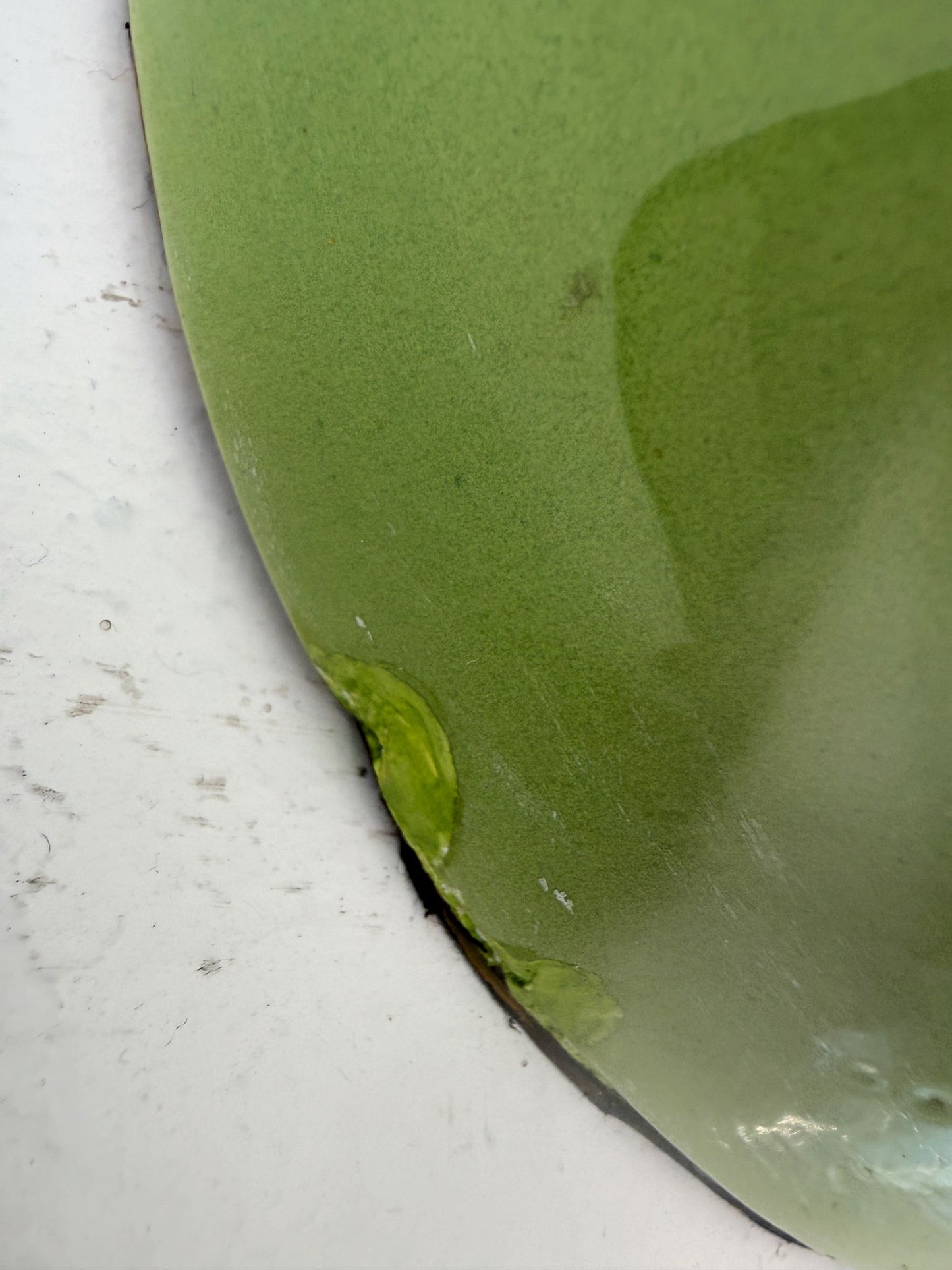 Lampada da tavolo in ceramica verde anni '70 con globo in vetro opalino – altezza 68 cm