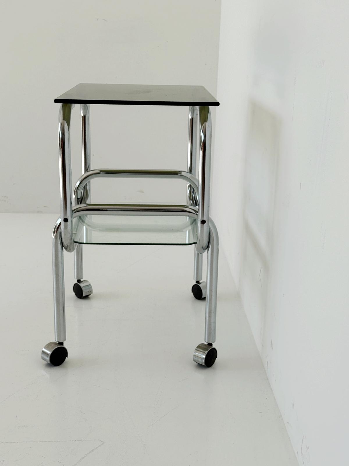Carrello anni '70 in metallo cromato e vetro