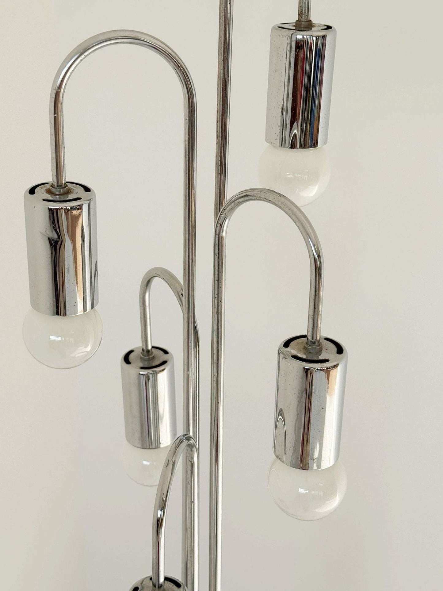 Vintage floor lamp in chromed metal, with a sculptural and luminous design.