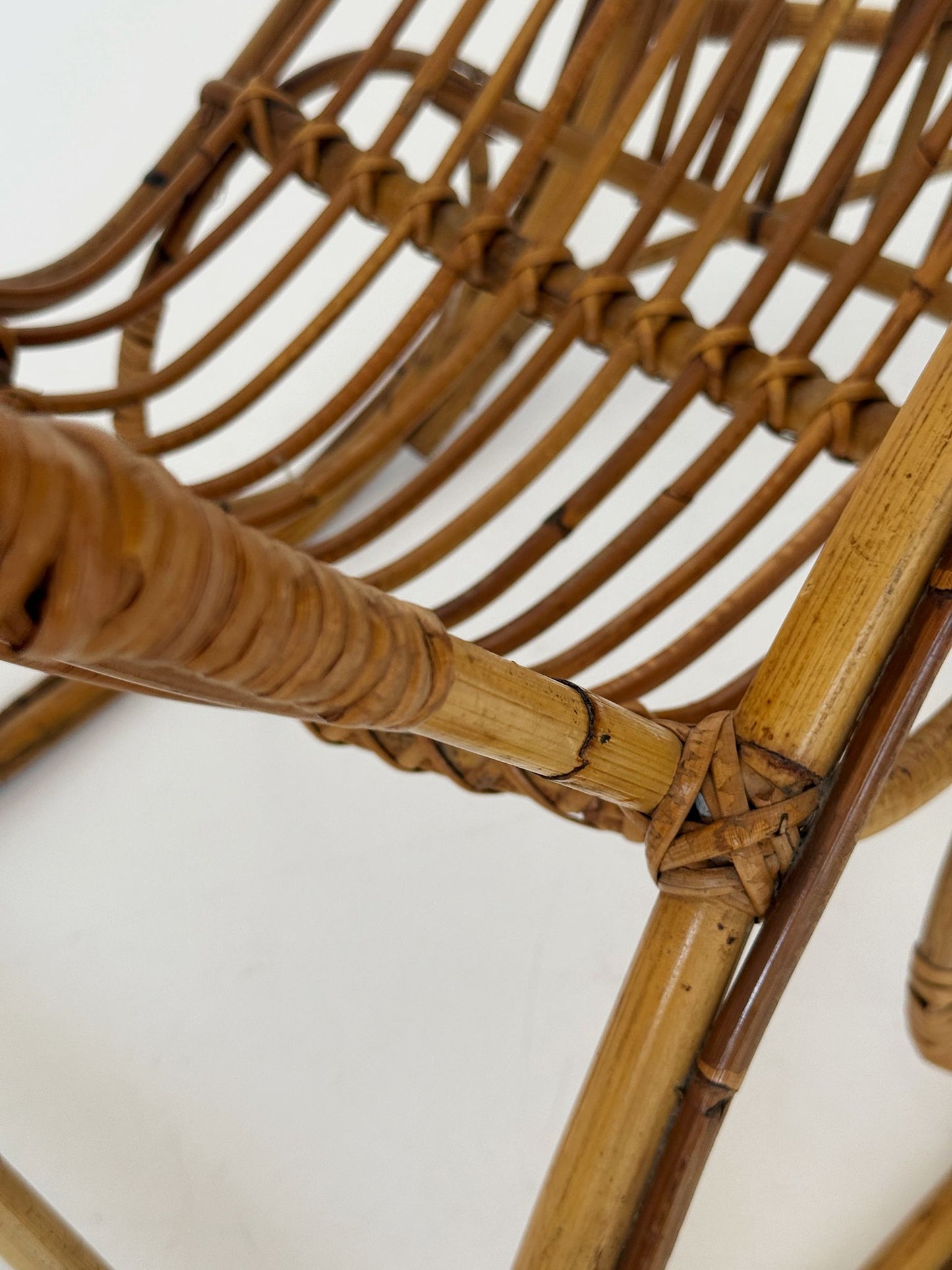 Sedia a dondolo vintage in rattan per bambini