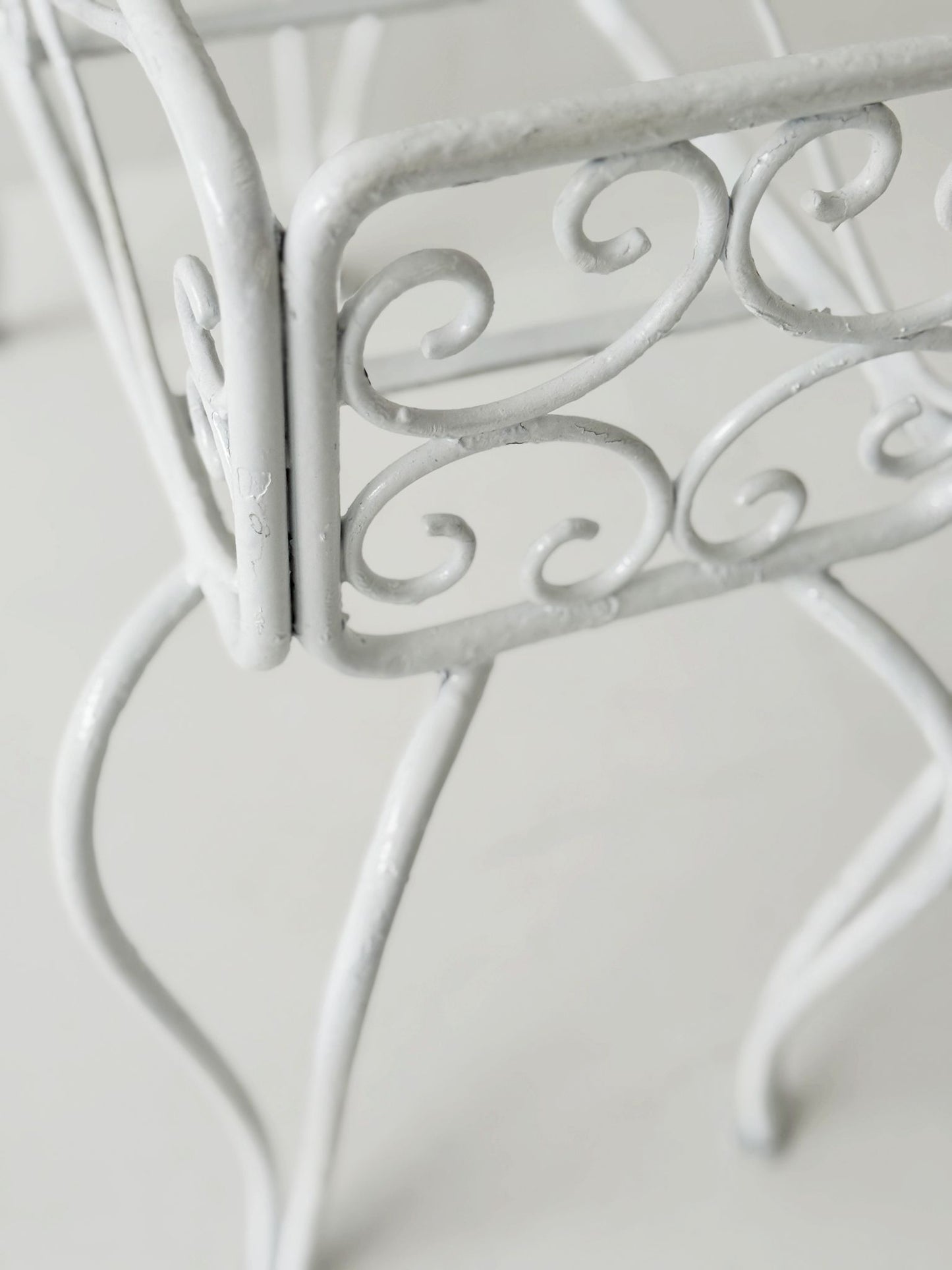 Vaso/fioriera in ferro laccato bianco, anni '50