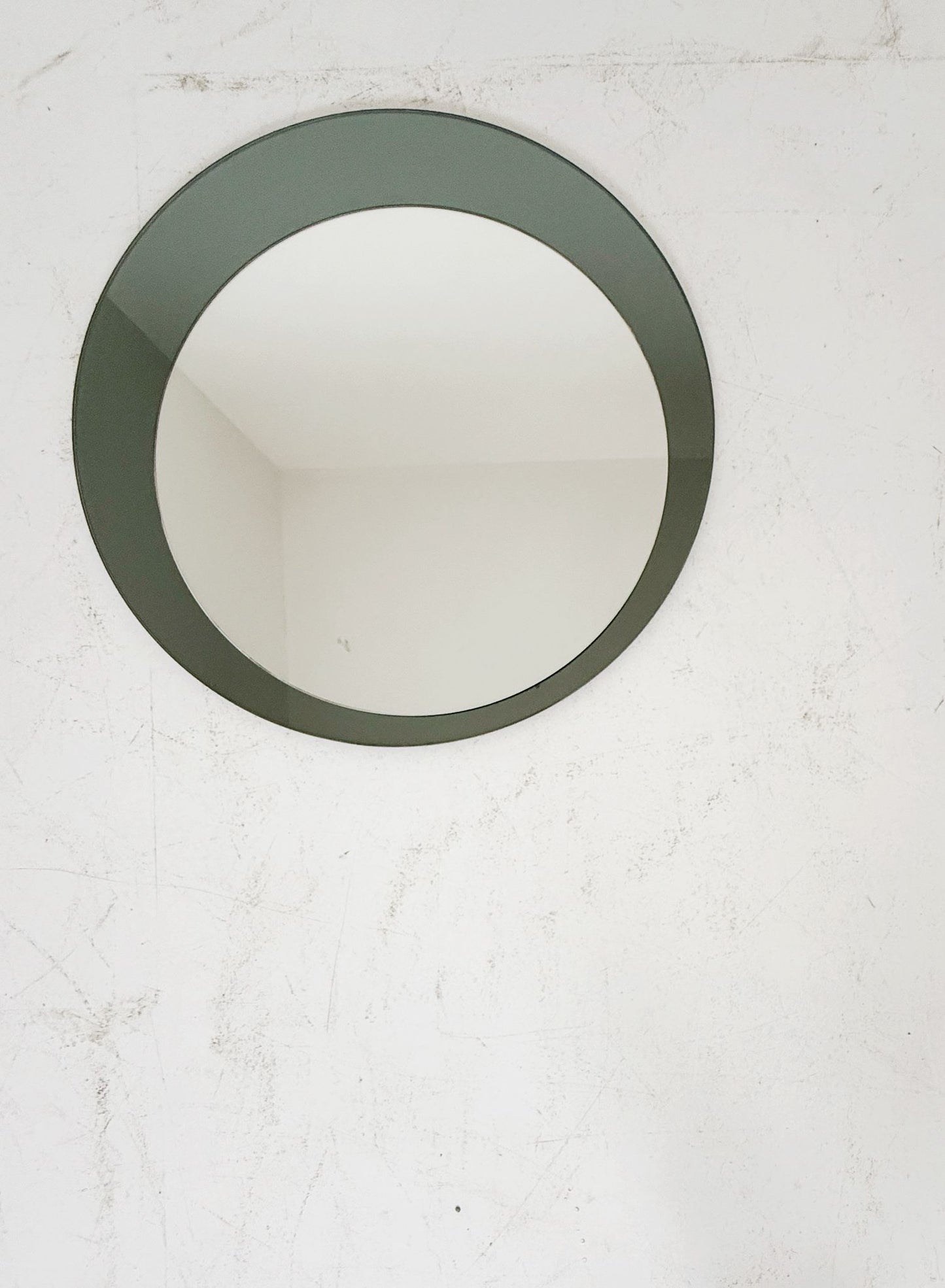 Specchio da parete circolare composto da due elementi sovrapposti: