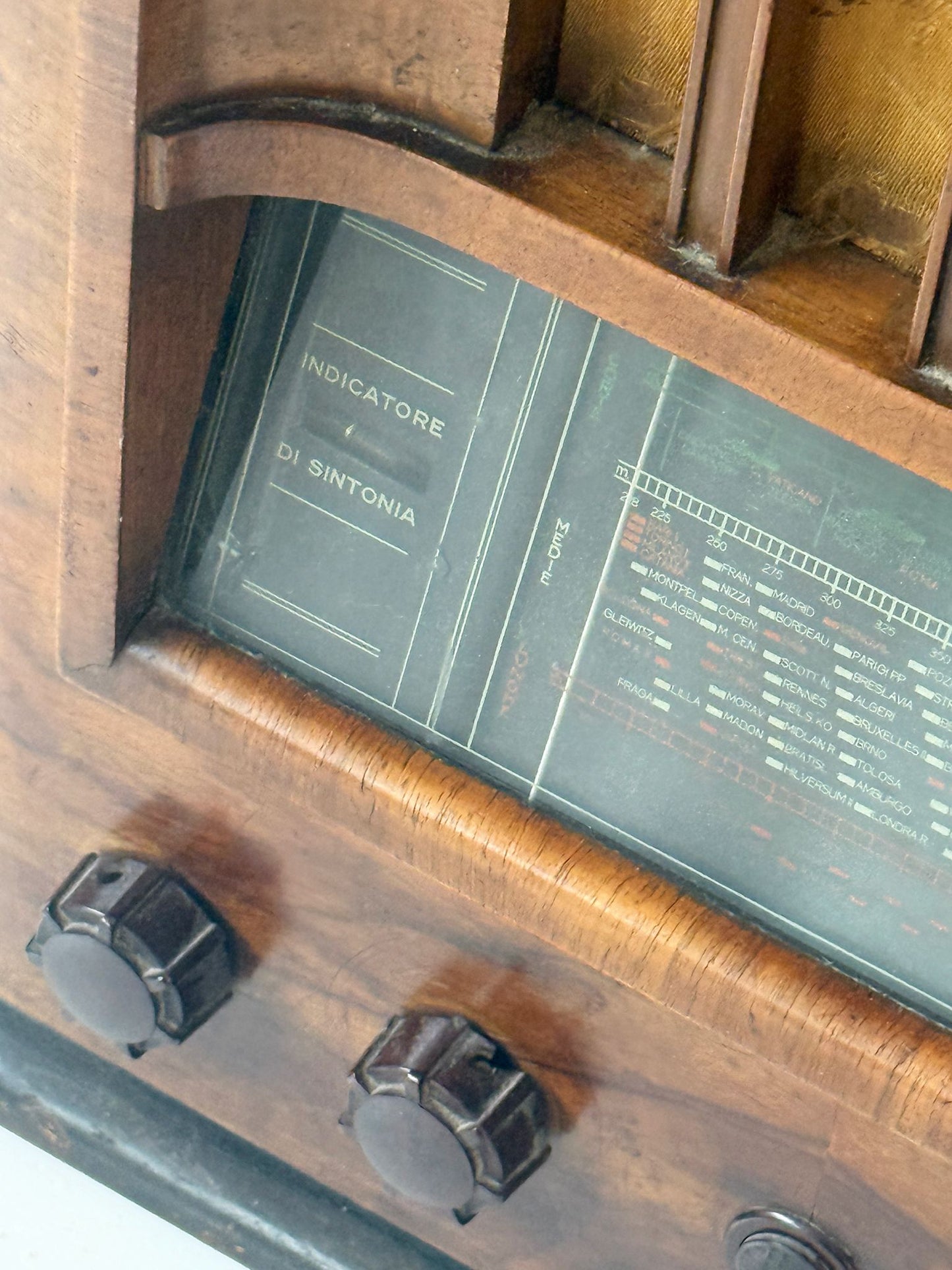 Radio a valvole italiana in legno curvato degli anni '40