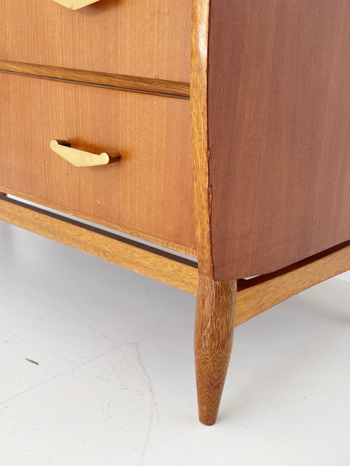 Cassettiera in legno con piano in laminato