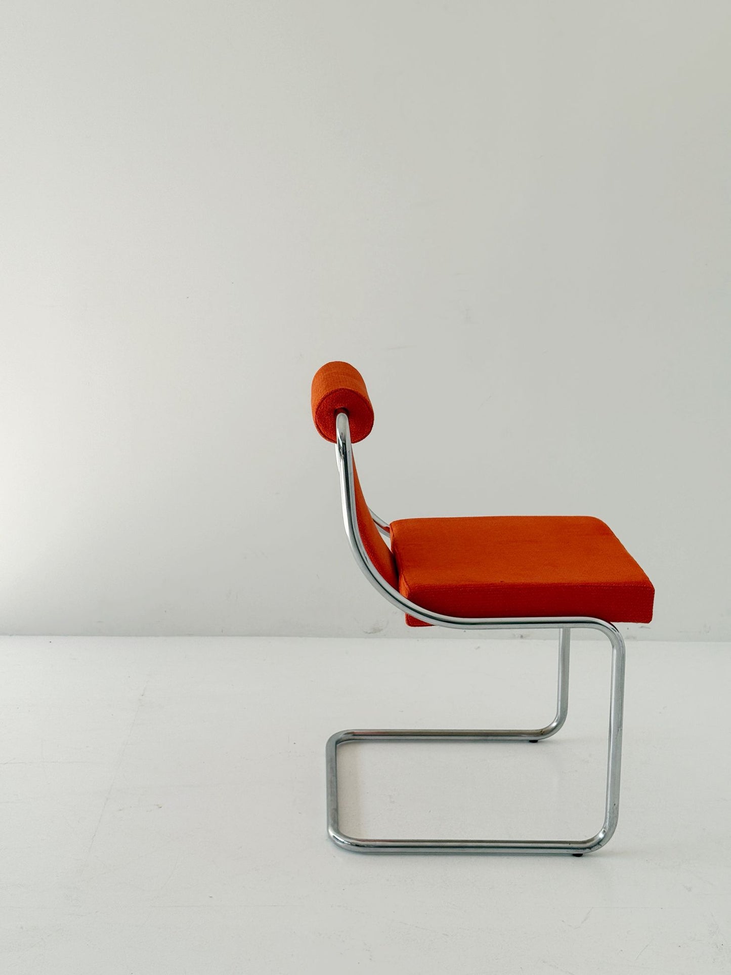 1970s chair in chromed metal and orange fabric