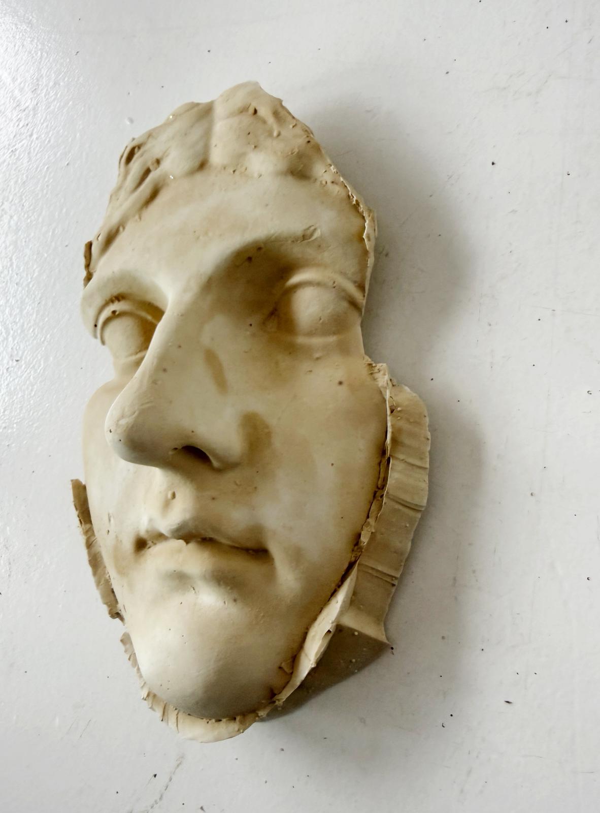 Frammento di gesso raffigurante un volto femminile