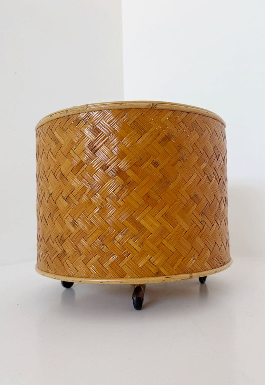 Portafiori in vimini intrecciato con ruote