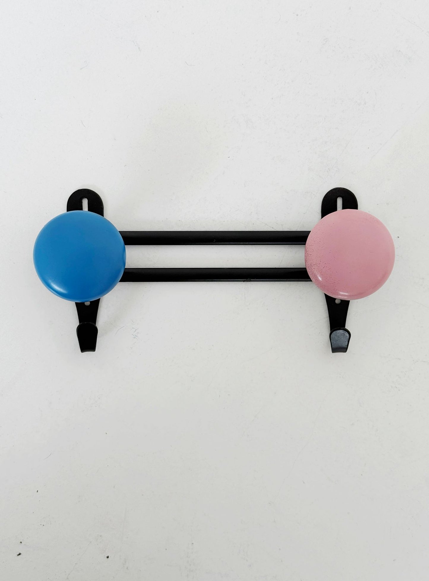 Pop hanger in metal