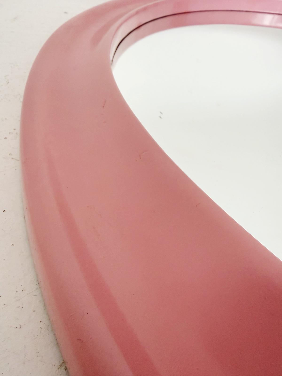 specchio rotondo con cornice dipinta di rosa