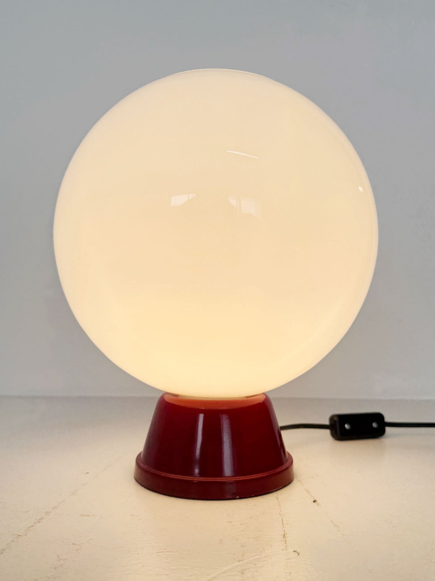 Lampada da tavolo con globo in vetro opalino (anni ’70)