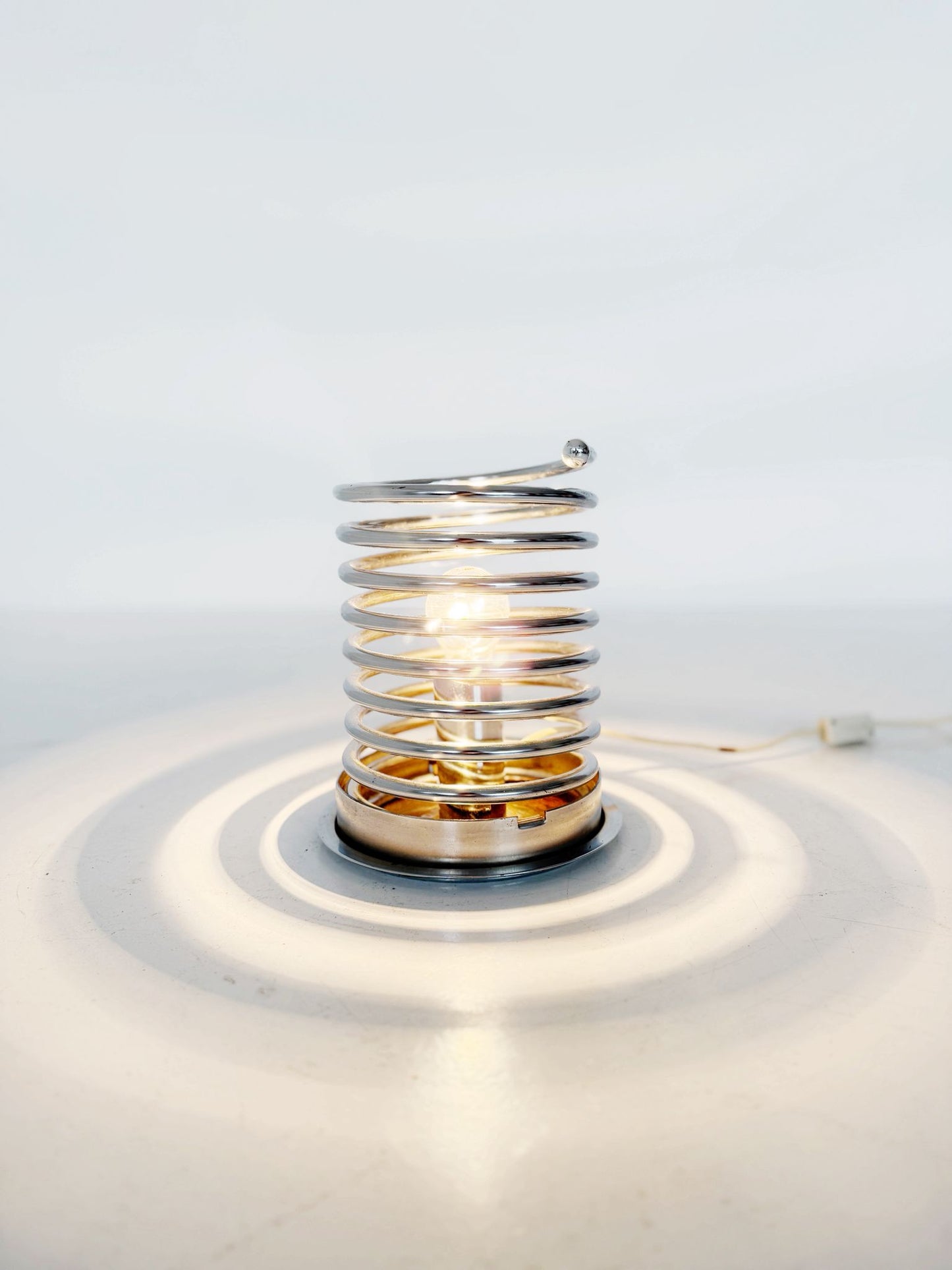 Lampada da tavolo (o da appoggio) dal forte carattere space-age